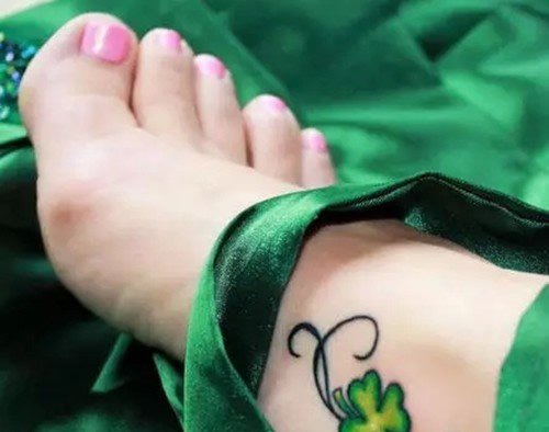 蕴含着浪漫与幸运的四叶草纹身