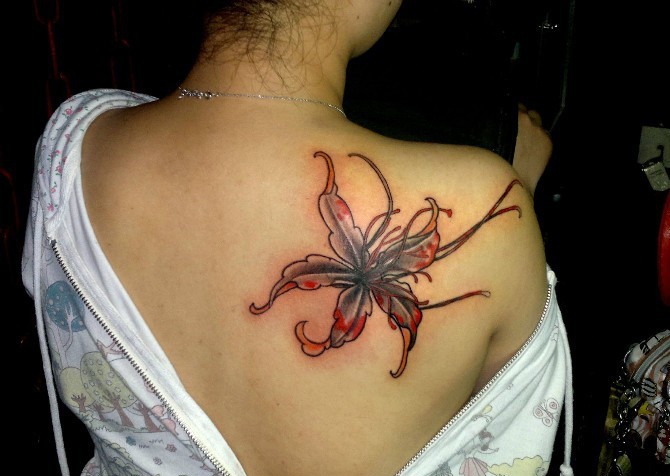 抚媚而神秘的彼岸花纹身