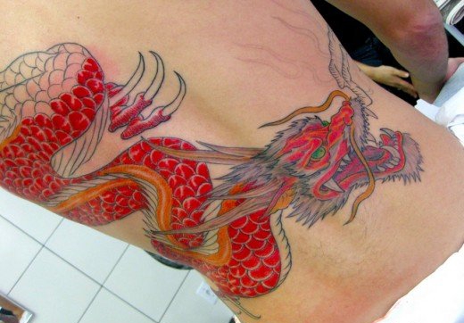 代表力量勇气权力的龙纹身