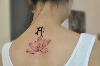 富有知性之美的荷花纹身