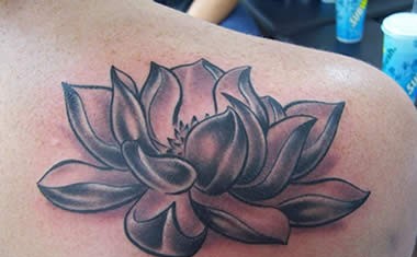 富有知性之美的荷花纹身