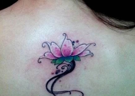 富有知性之美的荷花纹身