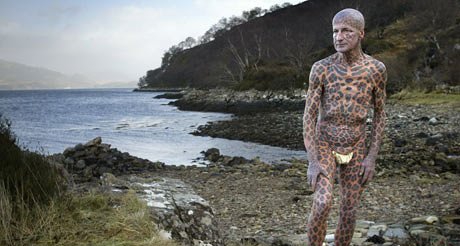 全身豹纹纹身人孤岛生活20年