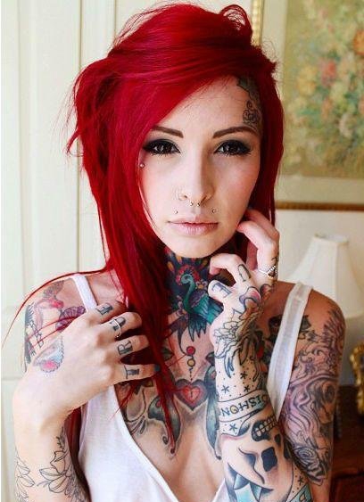 一个红发美女的花纹身