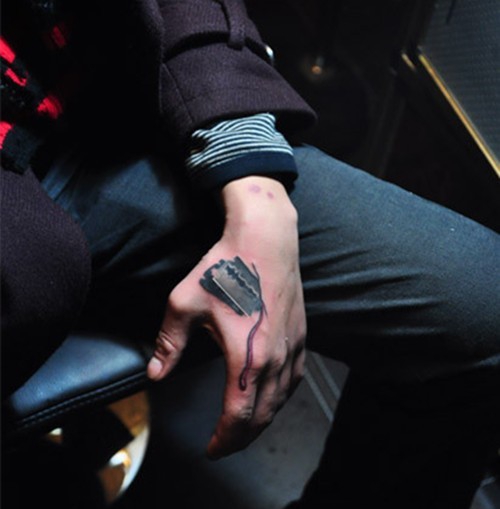 一组恐怖逼真的滴血刀片纹身