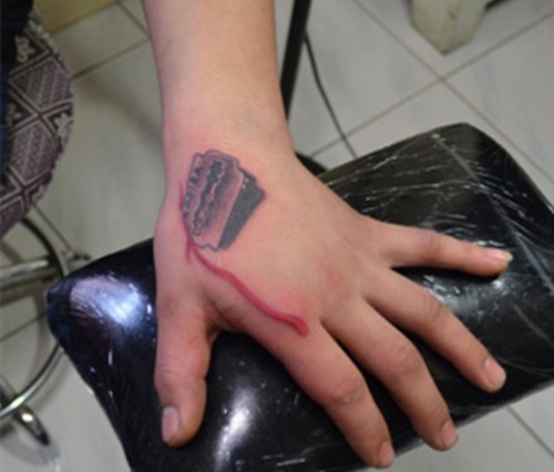 一组恐怖逼真的滴血刀片纹身