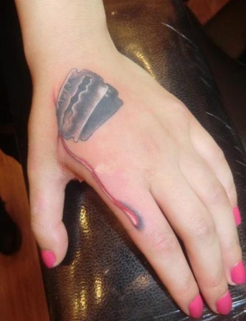 一组恐怖逼真的滴血刀片纹身