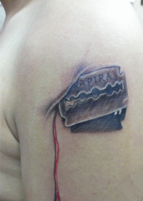 一组恐怖逼真的滴血刀片纹身