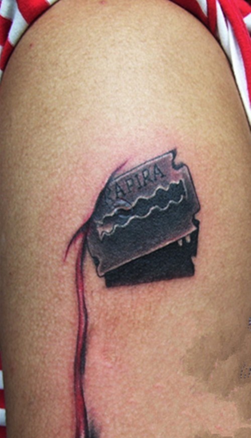 一组恐怖逼真的滴血刀片纹身