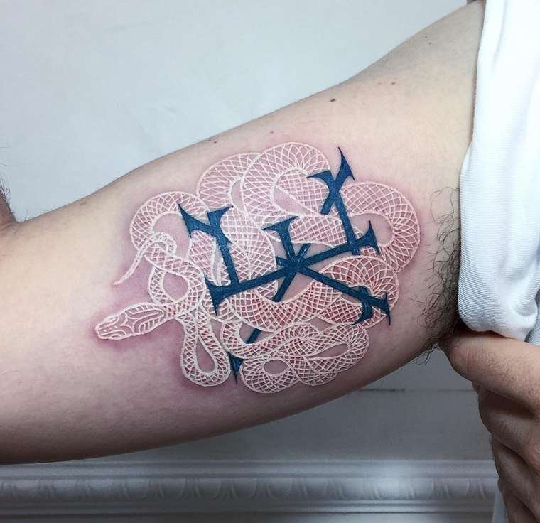 缠绕在一起的黑白色蛇纹身