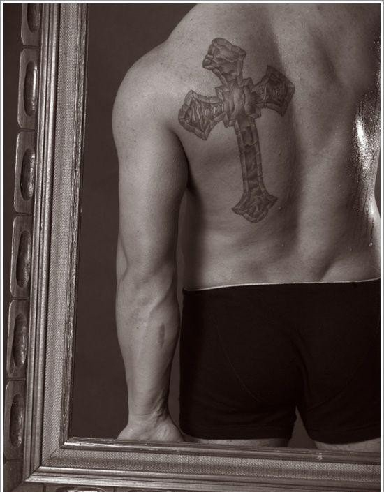 男人喜欢的十字架纹身图案