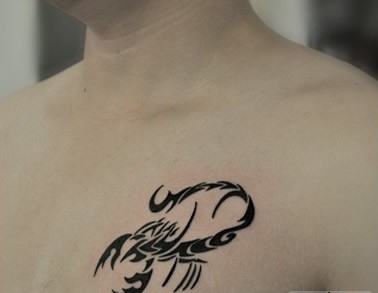 超级精致形似的蝎子纹身