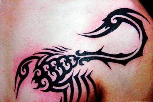 超级精致形似的蝎子纹身