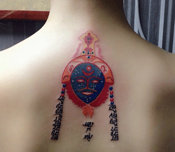 藏族女生们最喜欢的背部纹身