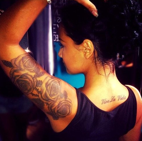 女生手臂黑灰玫瑰纹身图案