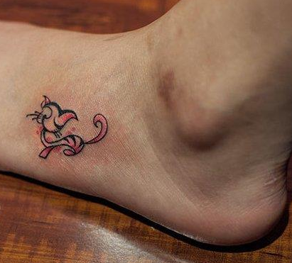 脚背可爱的小猫纹身图案