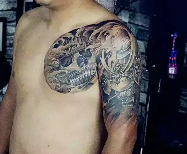 男性日本风格半甲纹身