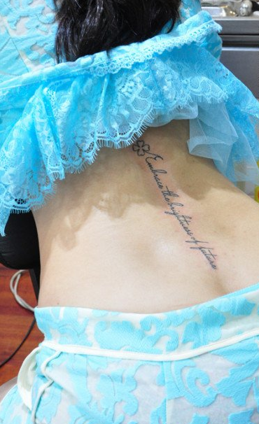 后腰流畅清新英文纹身图案