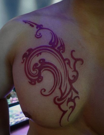 胸部帅气好看的彩色图腾纹身图案