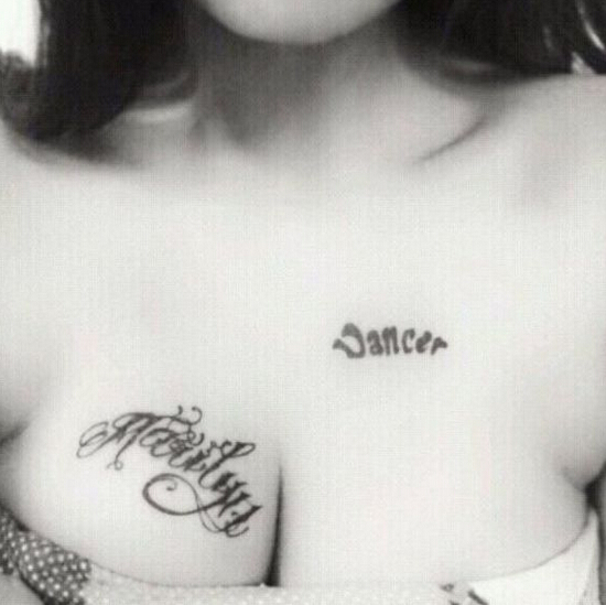 美女好看的胸部英文字母纹身图