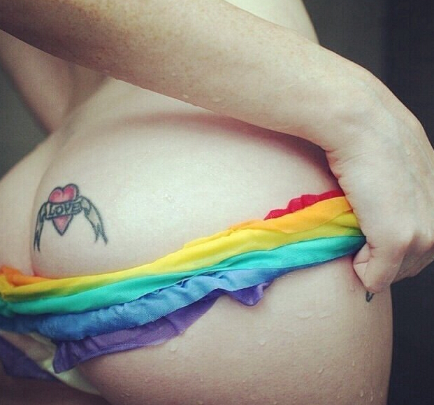 臀部性感的心形纹身图案