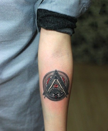 小臂上帝之眼图腾纹身图案