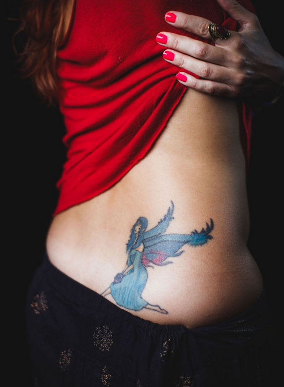 女性后腰精灵纹身图案