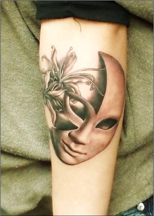 手臂诡异面具和彼岸花纹身
