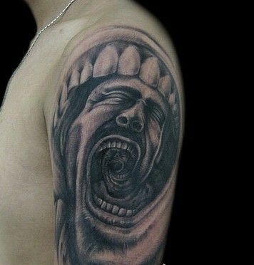 创意嘴巴里人头漩涡纹身