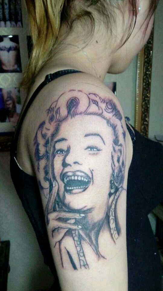 女生手臂玛丽莲梦露纹身图案