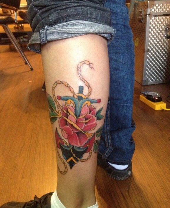 腿部彩色船锚玫瑰纹身图案