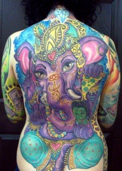 一张女性满背象神纹身图案