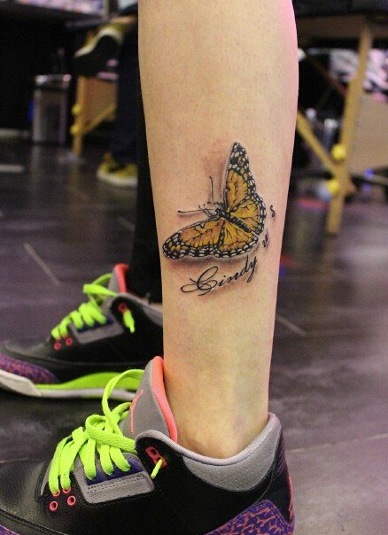 腿部栩栩如生飞翔蝴蝶纹身图案