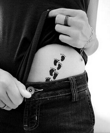 女孩腹部清新脚印纹身图案