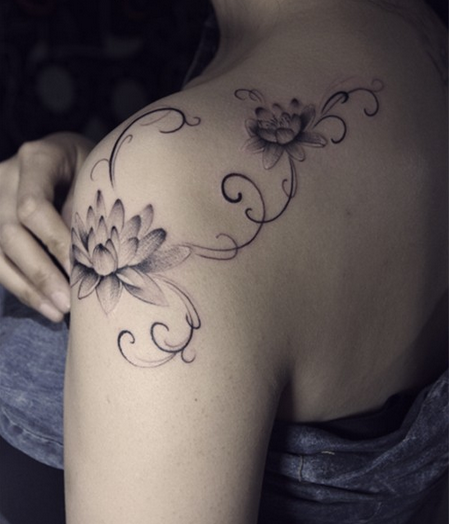 美女披肩莲花纹身图案