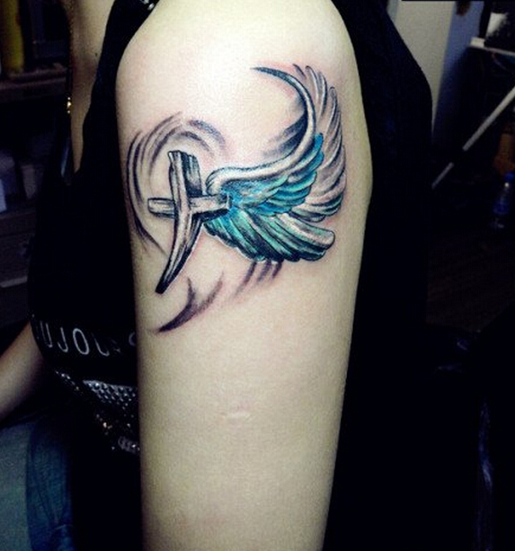 手臂彩色十字架翅膀纹身图案