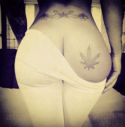 性感翘臀上枫叶纹身