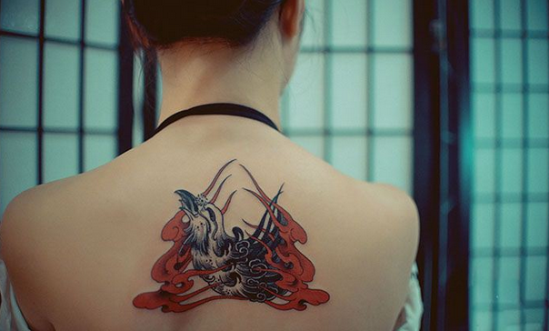 创意后背血鸟纹身图案