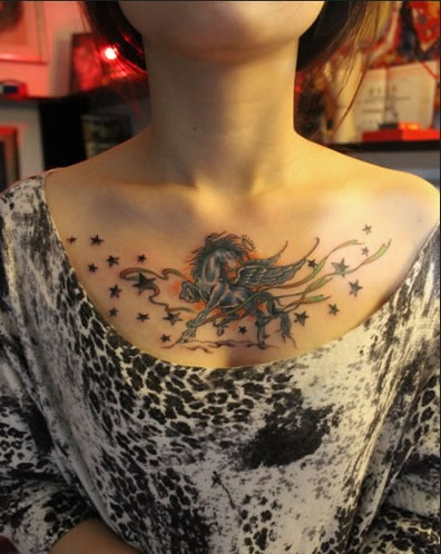 在胸部肆意奔腾的天马纹身图案