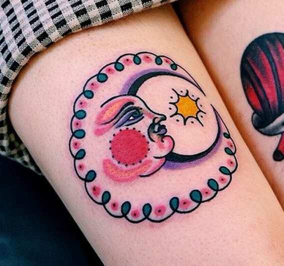 女性腿部月亮纹身图案