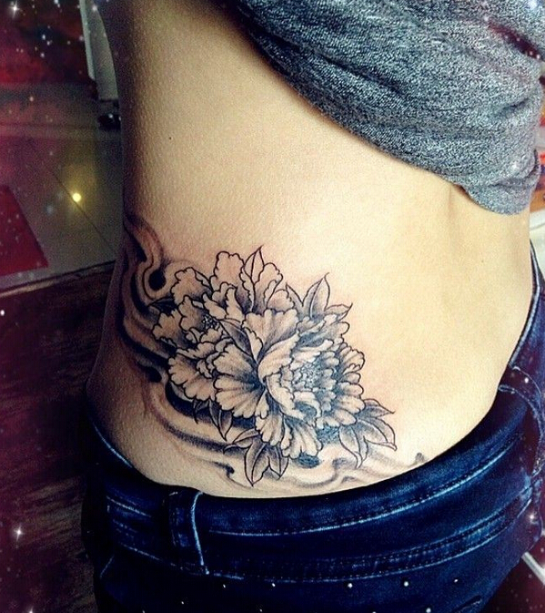 女性侧腰富贵的牡丹纹身图案
