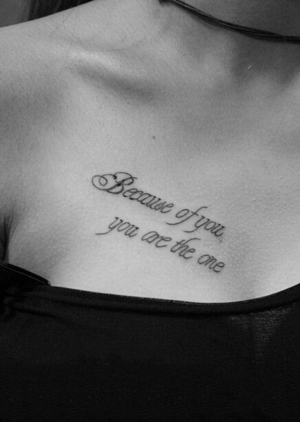 女人胸前唯美英文纹身