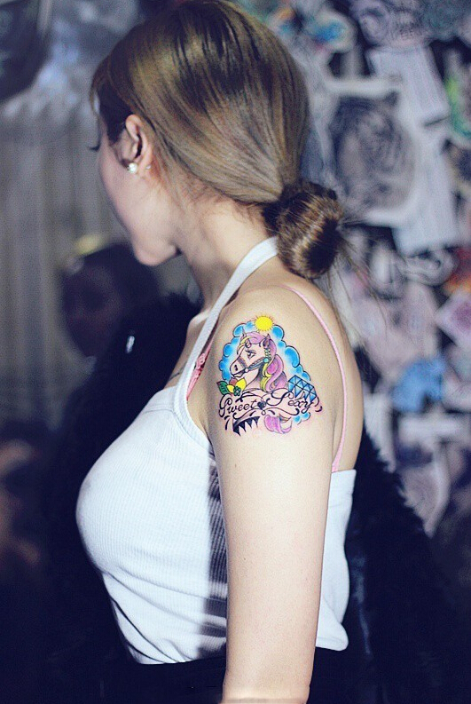 美女手臂独角兽纹身图案