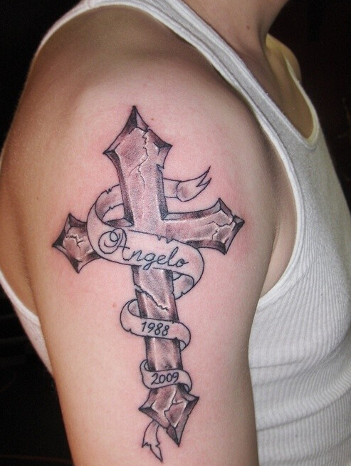 手臂经典帅气的十字架英文纹身