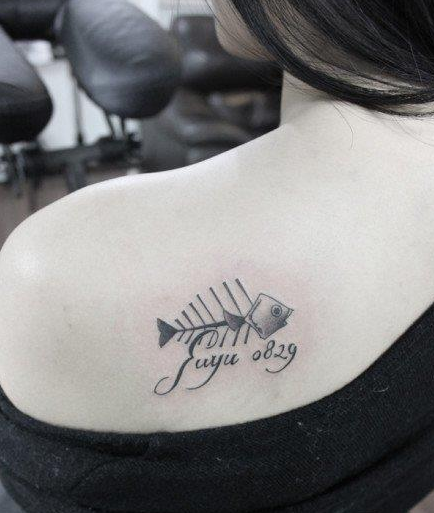 肩背小巧的鱼骨头纹身图案