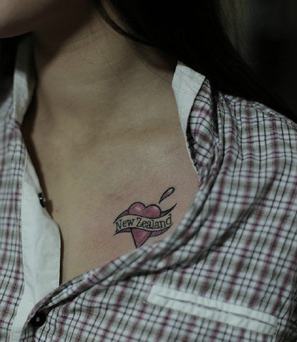 胸前清新简单的心形纹身图案