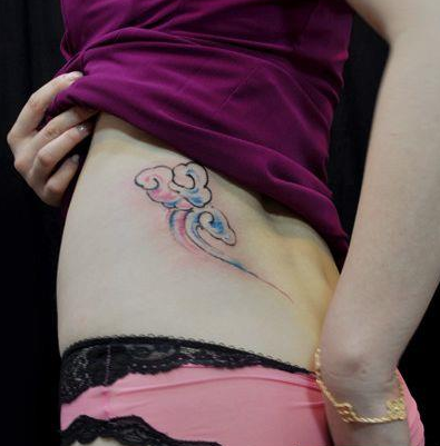 美女腰部新潮流行的浮云纹身图案