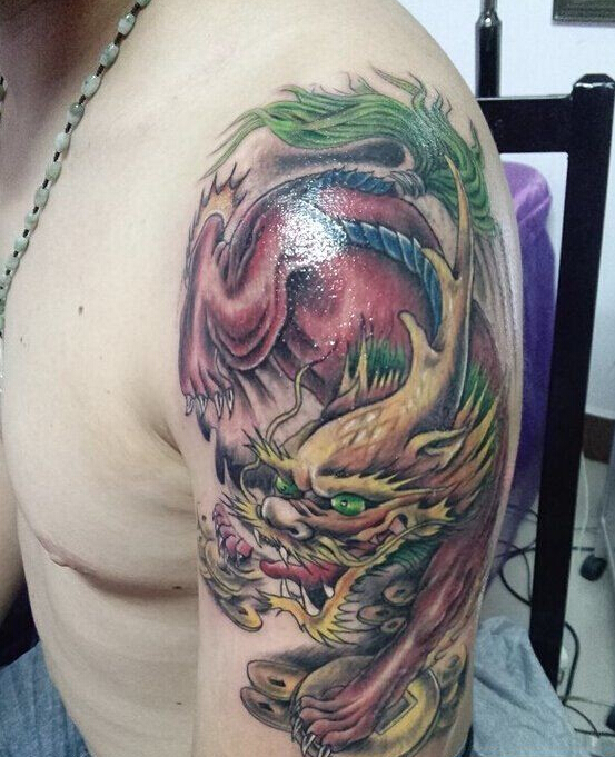 男性手臂貔貅纹身图案