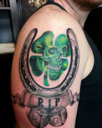 色彩鲜明霸气骷髅四叶草纹身图案