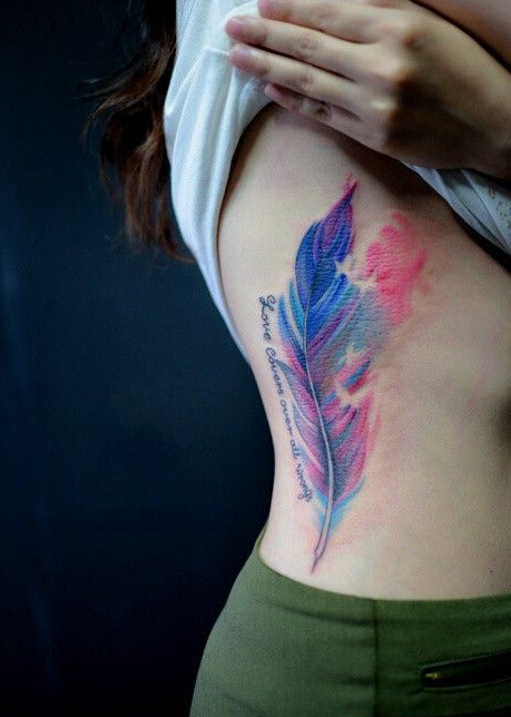美女腰部精美羽毛纹身图案
